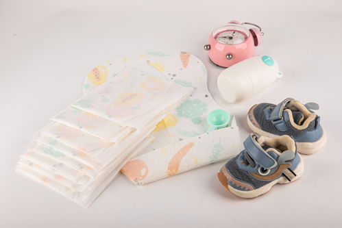 定格纯真时光 儿童围兜与鞋履的温馨母婴用品摄影指南