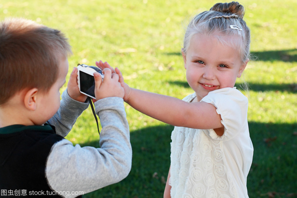捕捉光影的艺术 浅谈摄影与摄像的魅力