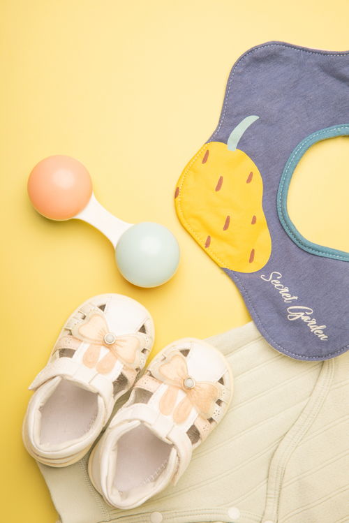 童趣绽放 母婴凉鞋产品摄影的构图与光影艺术